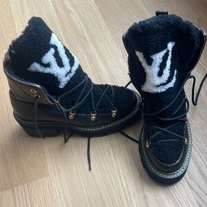 Fur lined lace up leather boot size 41 fits like a 9